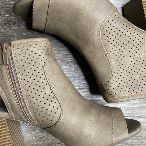 a.n.a A New Approach Women’s Brown Peep Toe Booties Tasha 7M - Picture 16 of 16